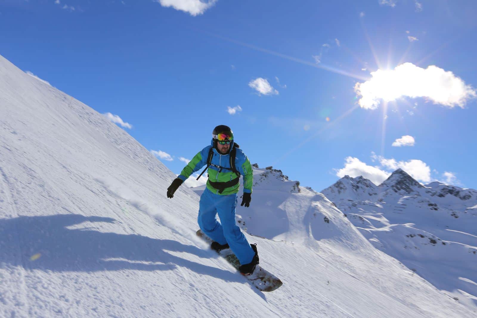 pistte ilk kez snowboard yapan yeni başlayan biri