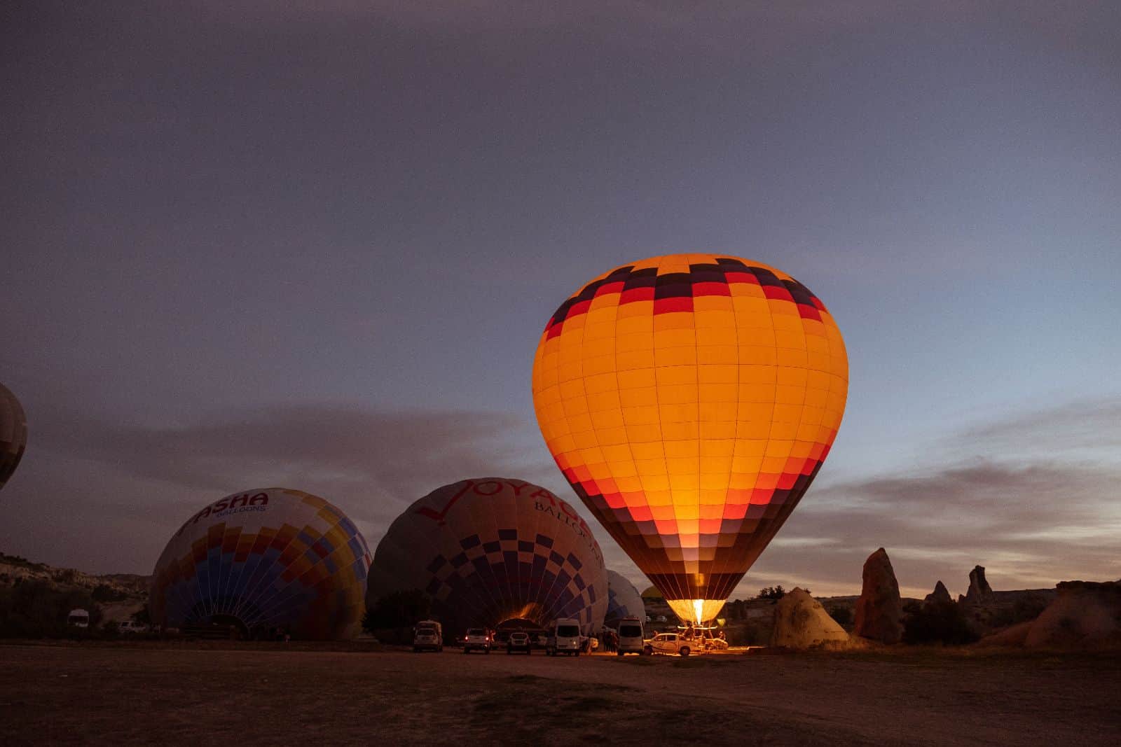 gün doğumunda Kapadokya semasında sıcak hava balonları