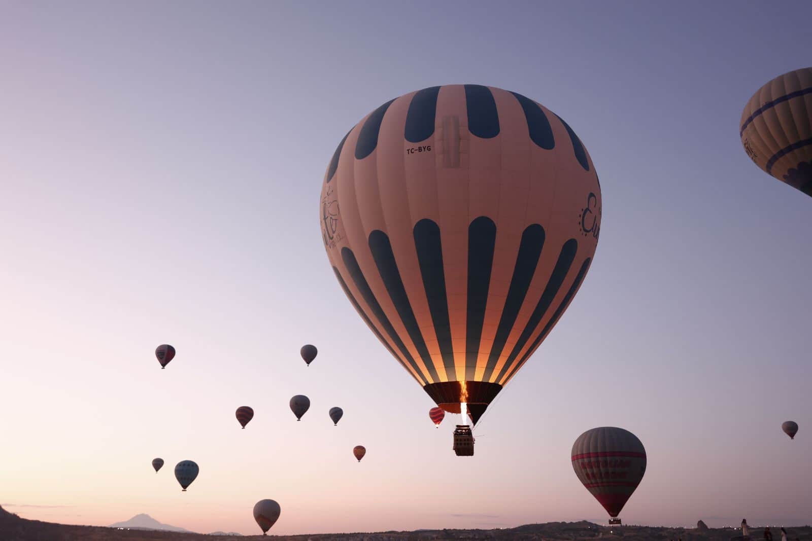 Pamukkale travertenleri üzerinde sıcak hava balonu