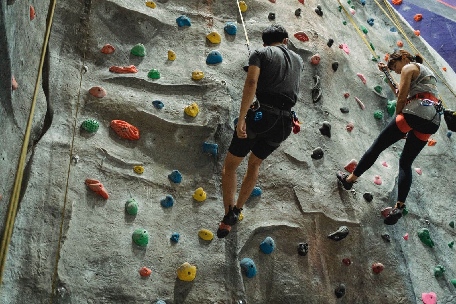 spor tırmanış rotasında emniyet alan ve tırmanan ikili