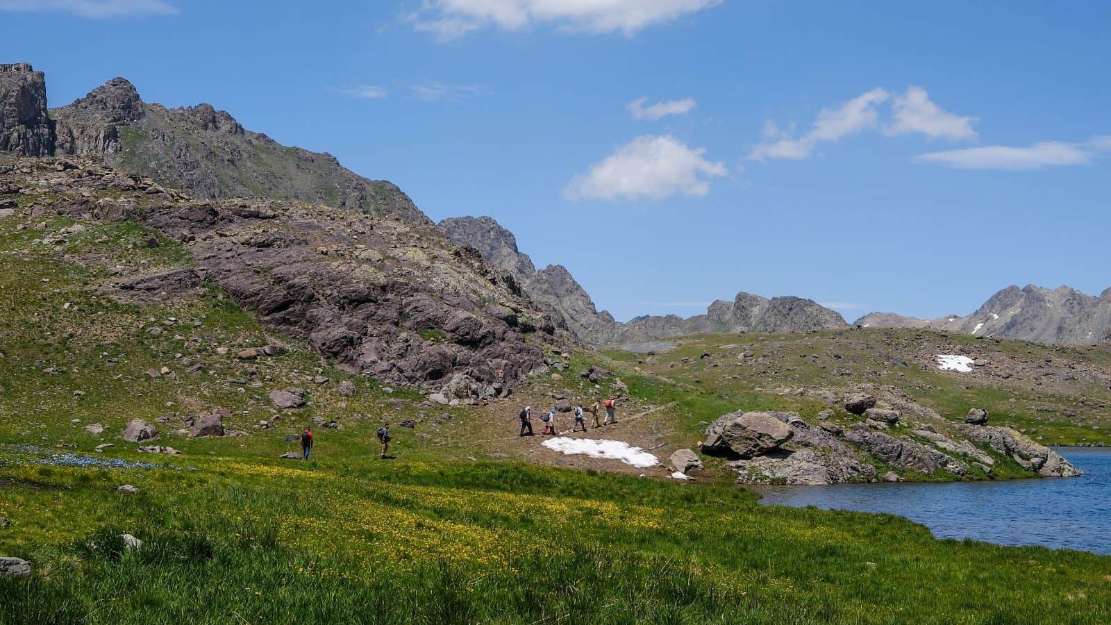 Kaçkar Dağı'nda buzul gölü ve yayla manzarası