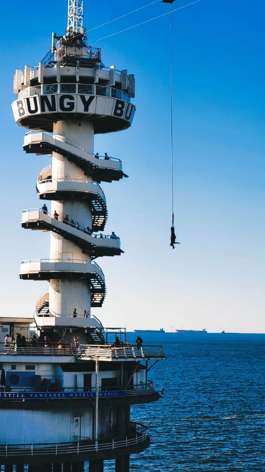 sahilde kurulmuş bungee jumping vinci