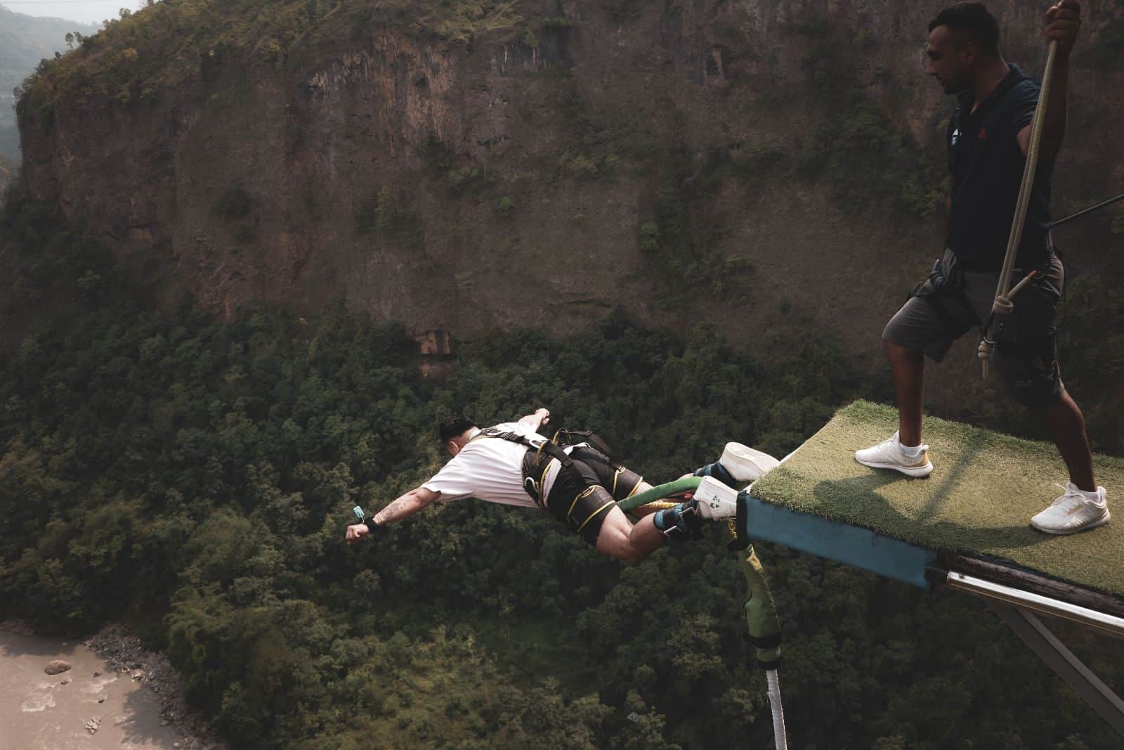 bungee jumping platformunda atlayış anı