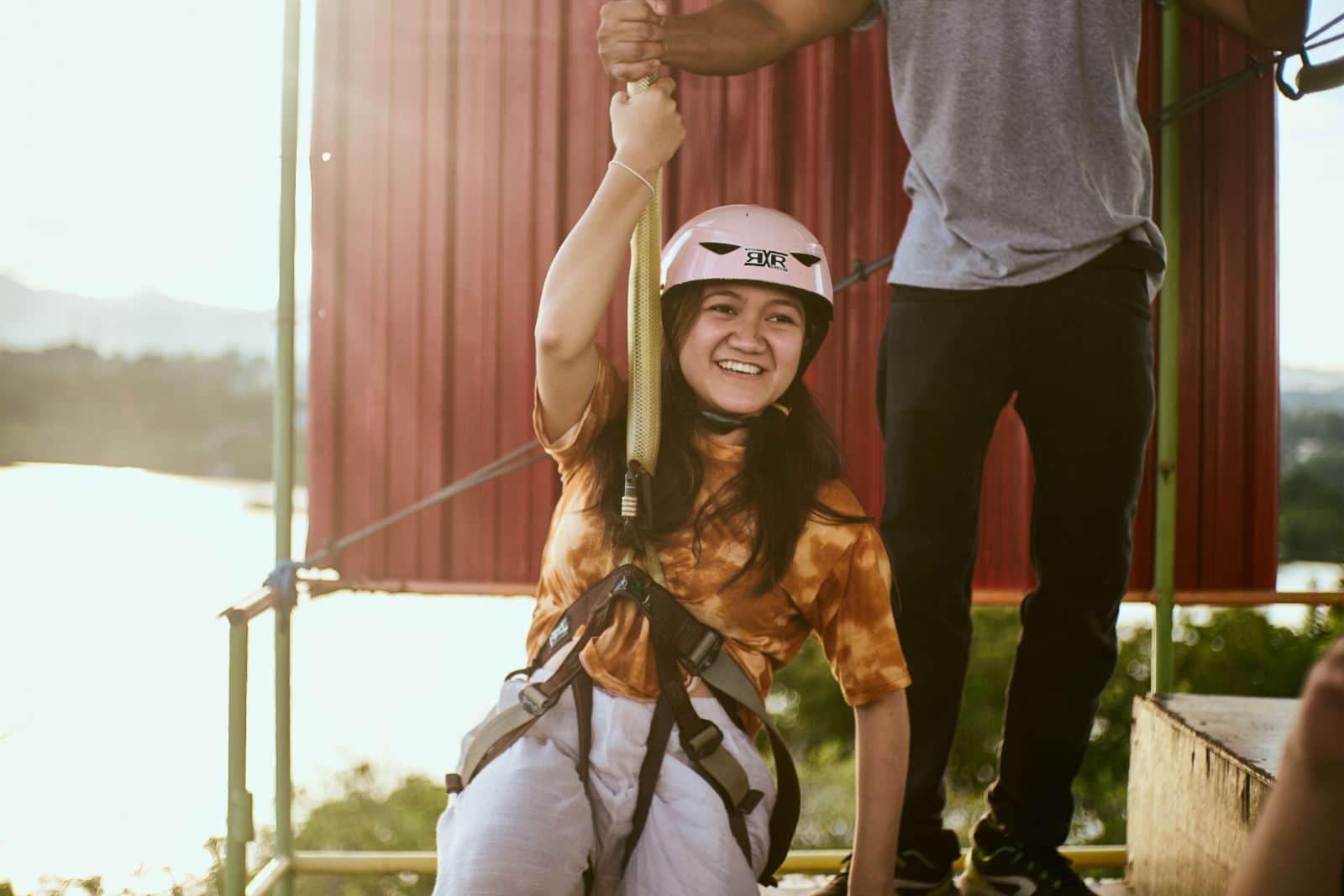 Platformdan bırakma anında zipline hattında süzülen kişi