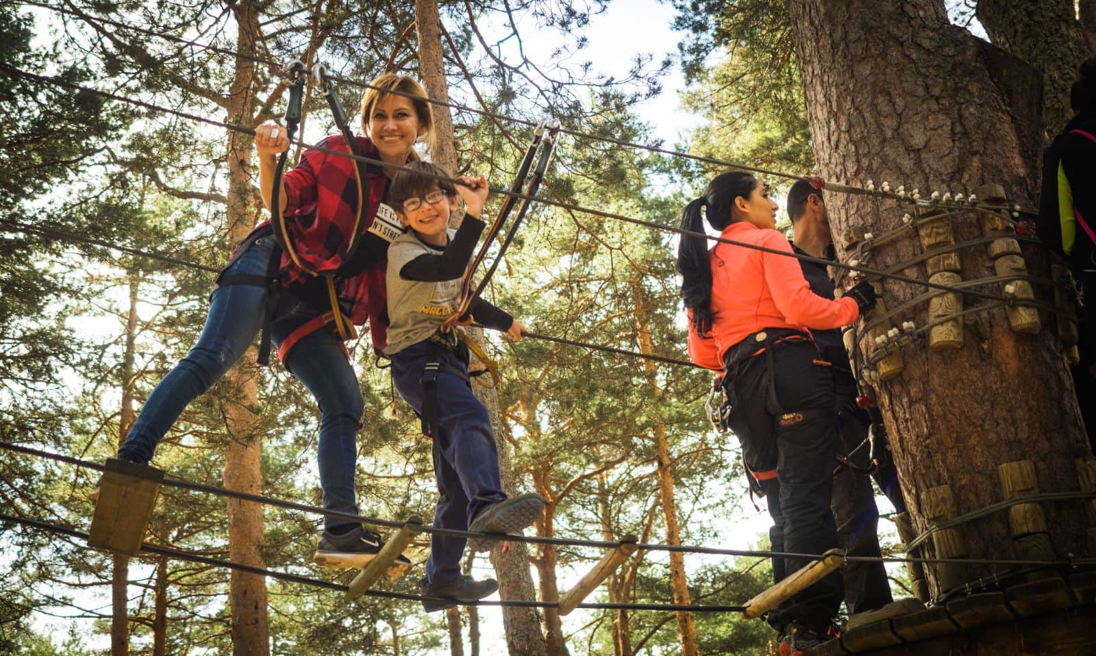 Zipline makarasının ve emniyet kemerinin çelik halata bağlandığı an