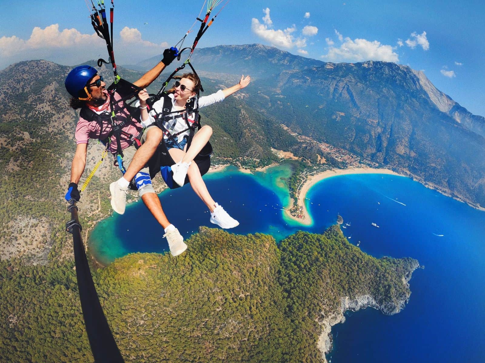Fethiye Babadağ'dan kalkan yamaç paraşütü, altında Ölüdeniz manzarası