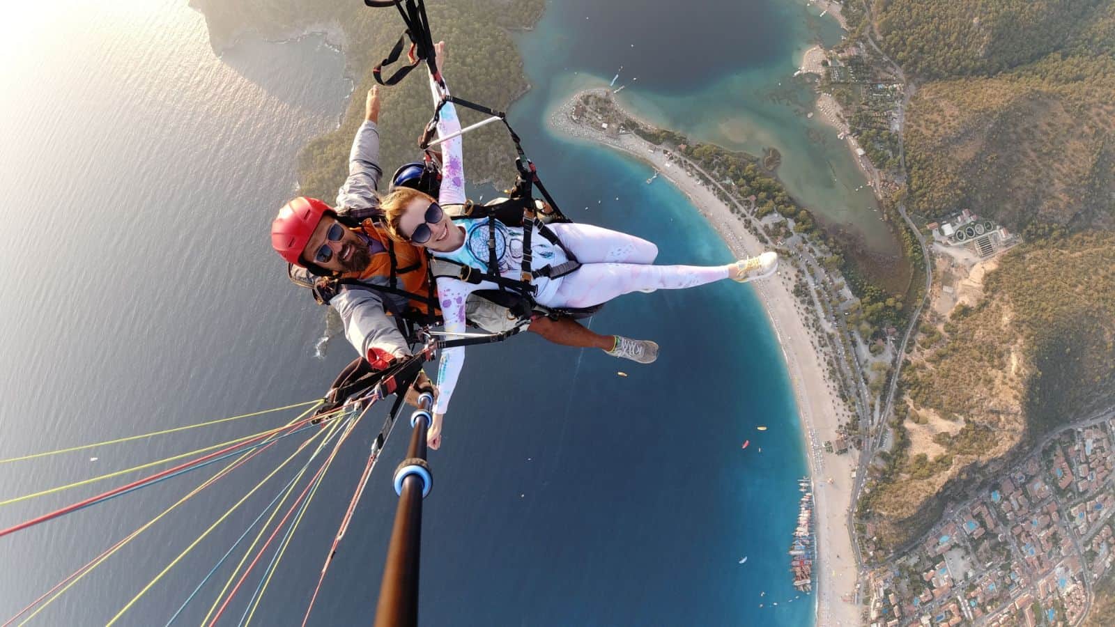 Tandem yamaç paraşütü uçuşu: lisanslı pilot ve yolcu birlikte havada süzülüyor