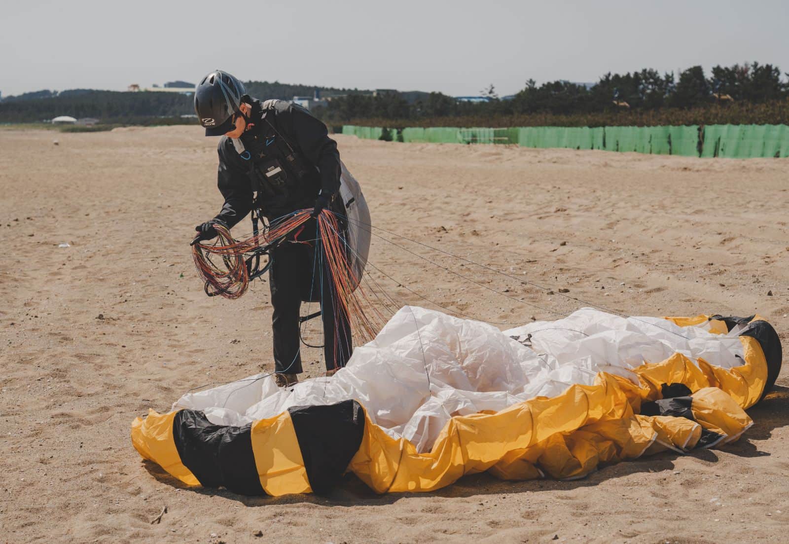 Yamaç paraşütü ekipmanları: kanat, harness, kask ve yedek paraşüt