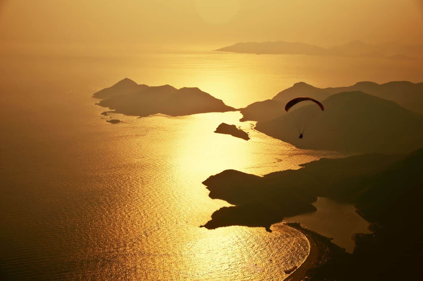 Efes Antik Kenti üzerinde tandem skydiving yapan atlayıcı, Selçuk